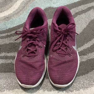 9.5 Nike maroon shoes